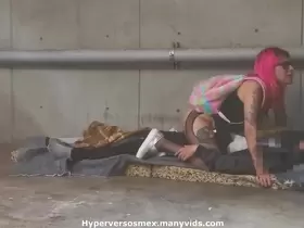 Sexo extremo en la calle follando con un Homeless Daniela Hot/Hyperversos
